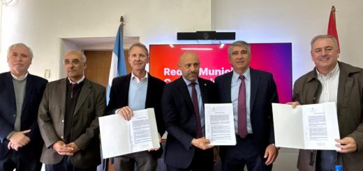 Gonzalo Tosseli - Secretario Provincial de Cooperativas, Mutuales y Emprendedurismo, Gustavo Puccini - Ministro de Desarrollo Productivo de Santa Fe, Fabián Bastía - Ministro de Gobierno de Santa Fe- y Ariel Guarco - Presidente de Cooperar y de ACI